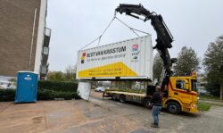 Kijk onze zeecontainer gaan! Op weg naar de werkplaats op locatie voor ons nieuwste woningbouw verduurzamingsproject! 

Met deze mobiele werkplaats kunnen we direct op locatie efficiënter werken, materialen slim opslaan en gereedschap bij de hand houden. Het draagt bij aan onze missie: verduurzamen met snelheid én kwaliteit!

Benieuwd hoe we het aanpakken? Blijf ons volgen voor updates van het project! 
