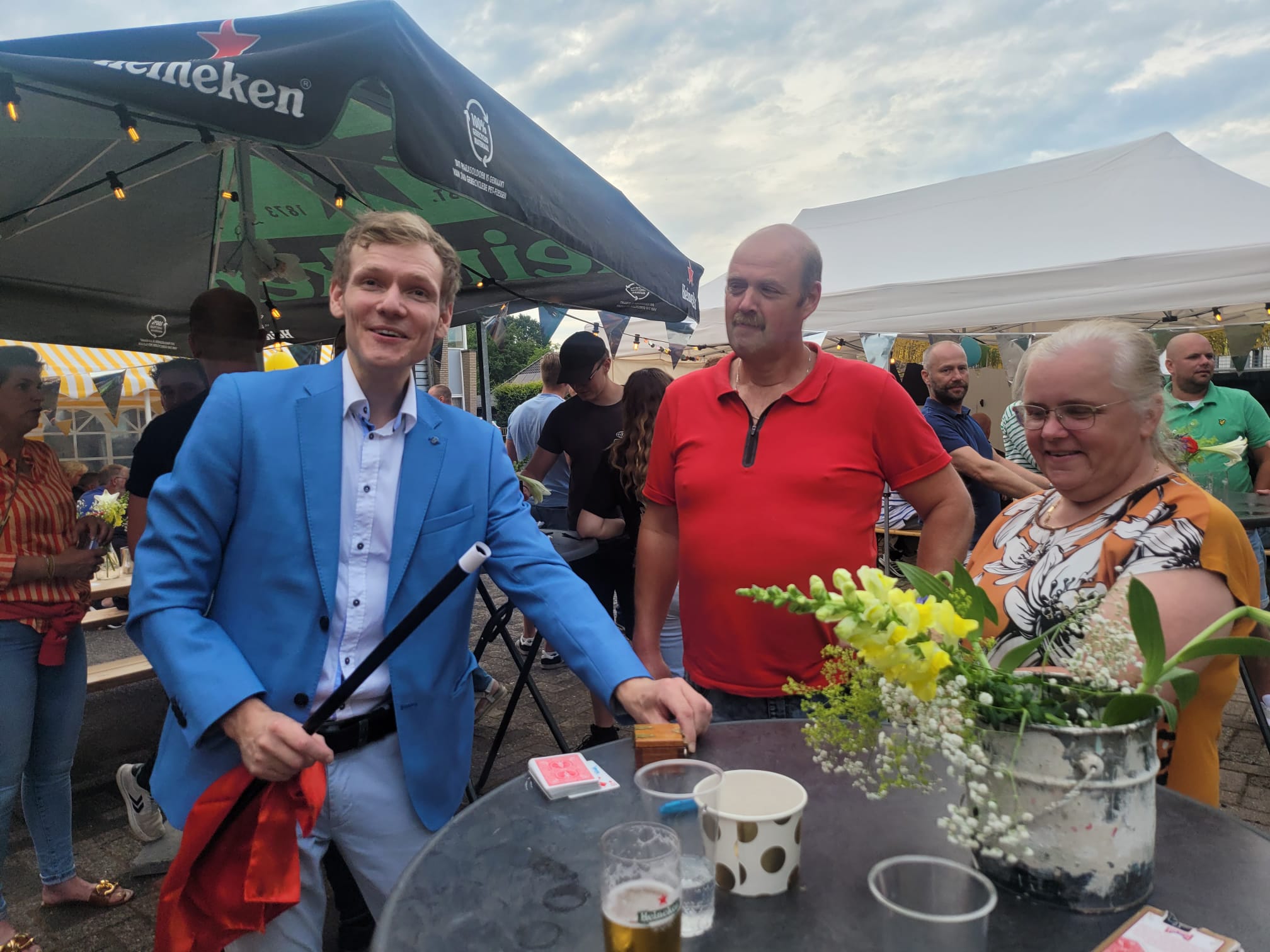 "Schilder René kijkt wantrouwend naar magician Adam; gaat deze truc wel goed?"