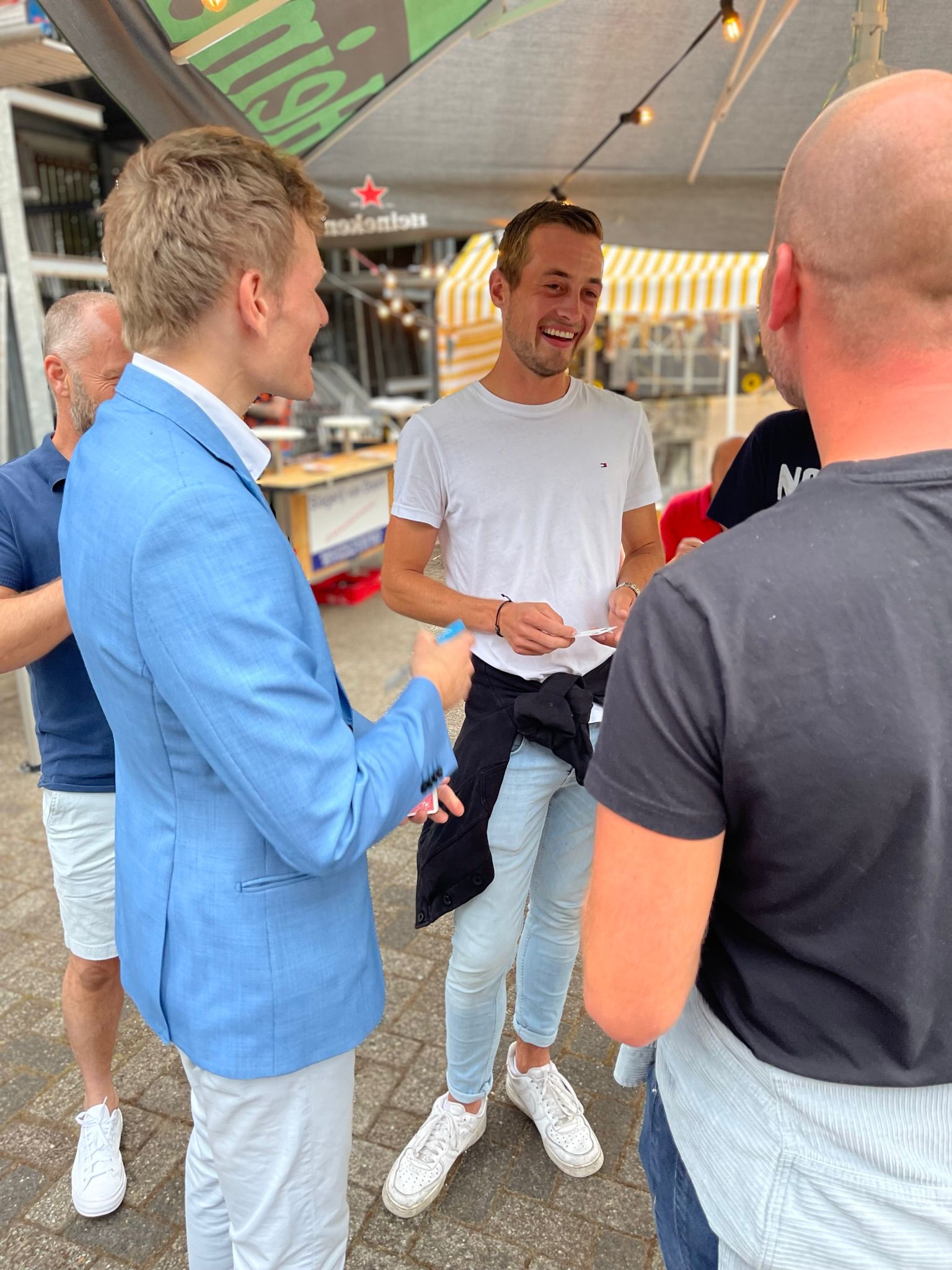 "Schilder Mick is onder de indruk van de goocheltruc van Adam, magic by Adam""