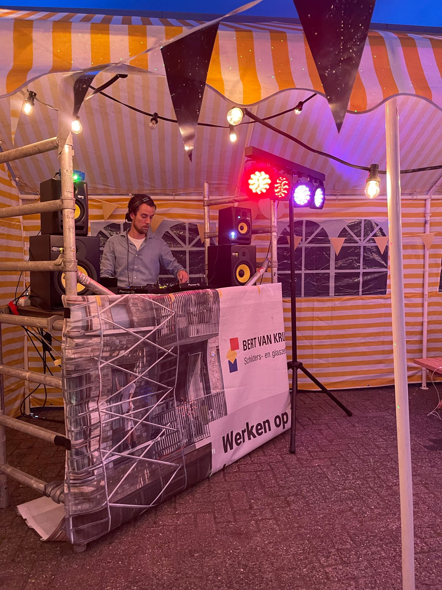 "Ook DJ Onne was dit jaar weer van de partij op onze jaarlijkse zomer BBQ""