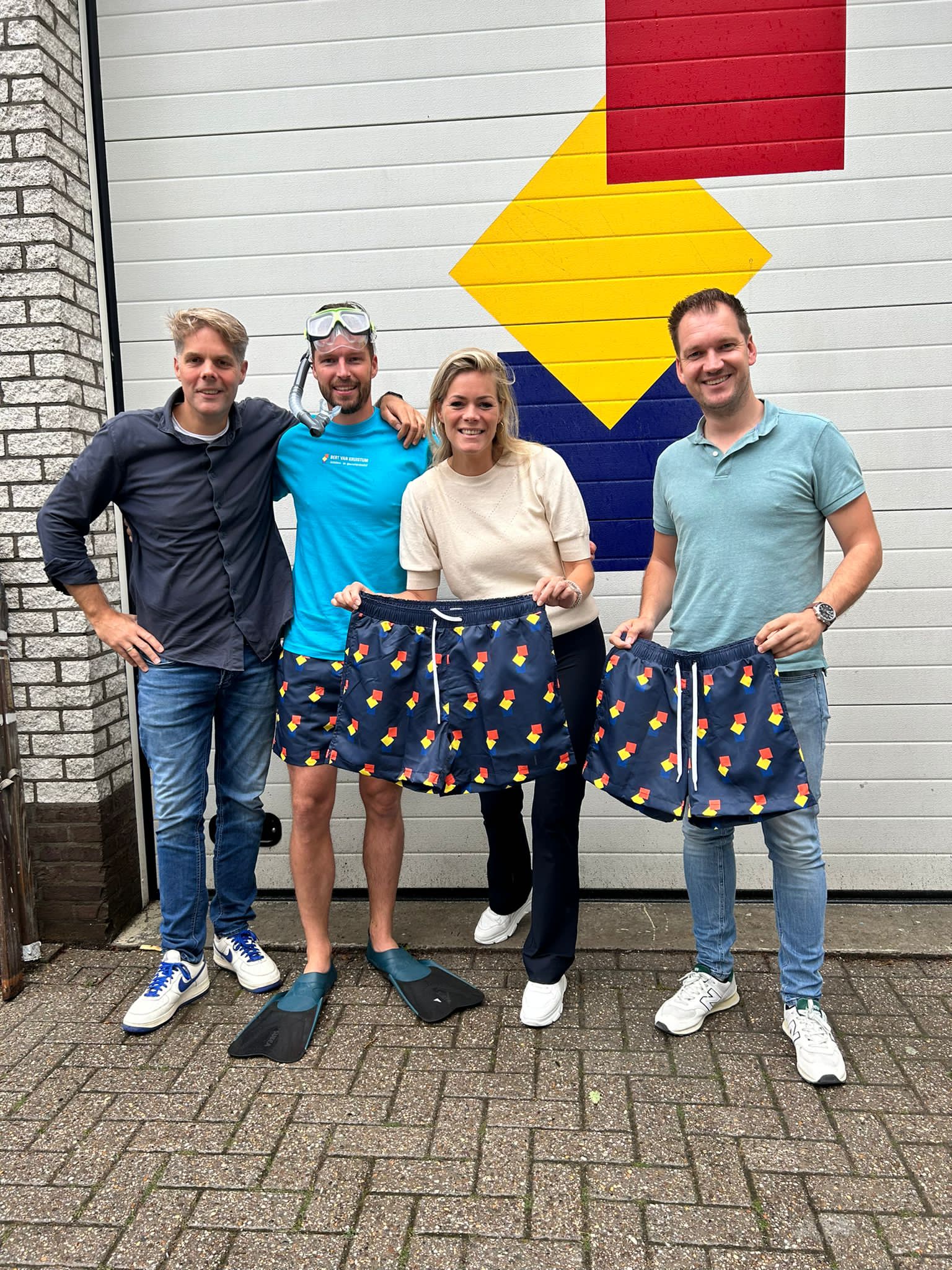 "Heeren van de Werkkleding levert op ludieke wijze Bert van Kruistum zwemshorts af "