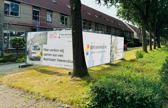 Deze week starten wij met nieuwe onderhoudsprojecten voor woningcorporatie VeenVesters op de locaties Vondellaan en het Stationsplein in Veenendaal. We gaan de komende weken en maanden aan de slag om de woningen te verduurzamen en onderhoud te plegen.