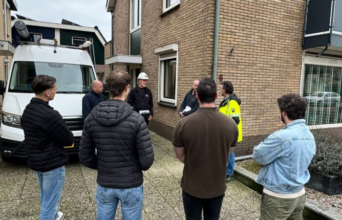 Afgelopen week hebben we een inspirerende sessie gehad met onze veiligheidsadviseur Helger van Andel! Doel? Onze werkplekinspecties een flinke upgrade geven! Samen met ons team van (leerling)werkvoorbereiders en onze KAM-coördinator zijn we op pad gegaan om te kijken hoe we niet alleen voldoen aan de VCA**-normen, maar ook hoe we onze werkethiek verder kunnen afstemmen op de Safety Culture Ladder. Zodat we in onze cultuur, houding en gedrag gestimuleerd worden om bewust veilig en gezond te werken, Deze sessie gaf ons de kans om kritisch naar ons werk te kijken en bij te sturen waar mogelijk. Zo bouwen we aan een werkomgeving waarin veiligheid, kwaliteit en professionaliteit voorop staan! Het resultaat? Meer diepgang in onze inspecties en een nóg veiliger werkklimaat voor iedereen!