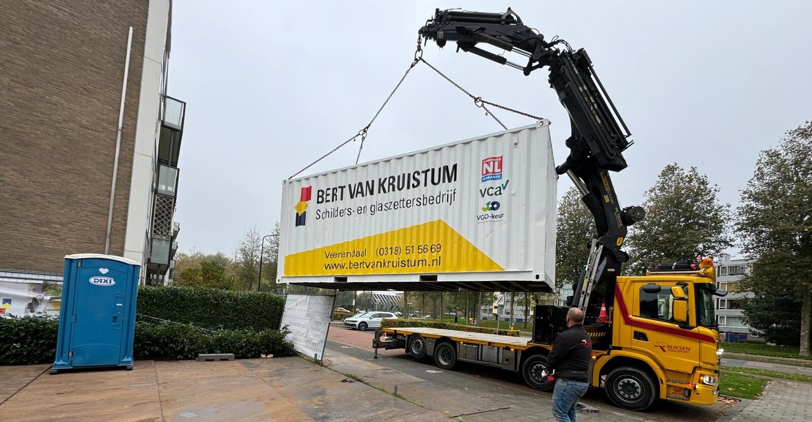 Kijk onze zeecontainer gaan! Op weg naar de werkplaats op locatie voor ons nieuwste woningbouw verduurzamingsproject! Met deze mobiele werkplaats kunnen we direct op locatie efficiënter werken, materialen slim opslaan en gereedschap bij de hand houden. Het draagt bij aan onze missie: verduurzamen met snelheid én kwaliteit! Benieuwd hoe we het aanpakken? Blijf ons volgen voor updates van het project!