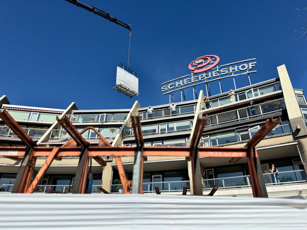 We zijn gestart met het vernieuwen van alle appartementengevels aan de balkonzijde. We plaatsen HR++ glas in combinatie met een Ecotec spouw – een slimme keuze voor extra isolatie en comfort. Hiermee zetten we weer een mooie stap richting een energiezuiniger gebouw.