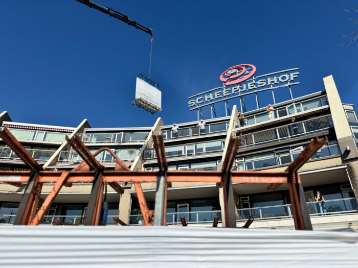 We zijn gestart met het vernieuwen van alle appartementengevels aan de balkonzijde. We plaatsen HR++ glas in combinatie met een Ecotec spouw – een slimme keuze voor extra isolatie en comfort. Hiermee zetten we weer een mooie stap richting een energiezuiniger gebouw.